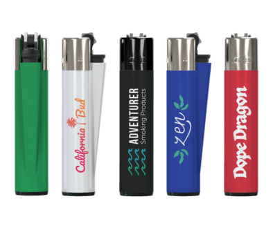 Cinq briquets personnalisés avec logos colorés et designs variés.