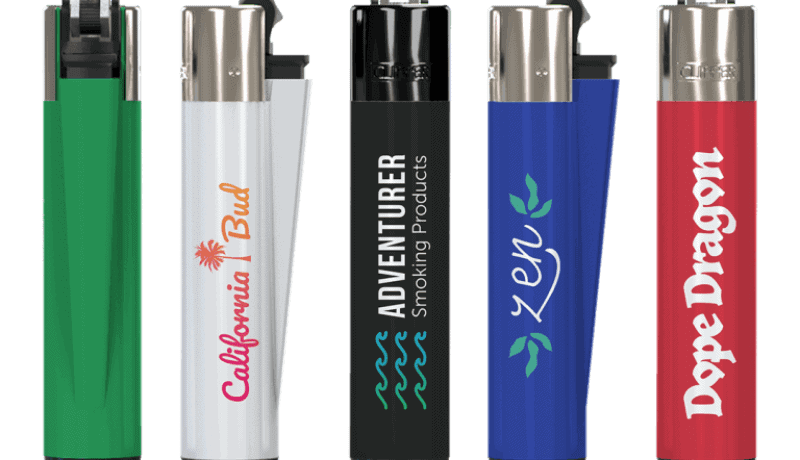 Cinq briquets personnalisés avec logos colorés et designs variés.